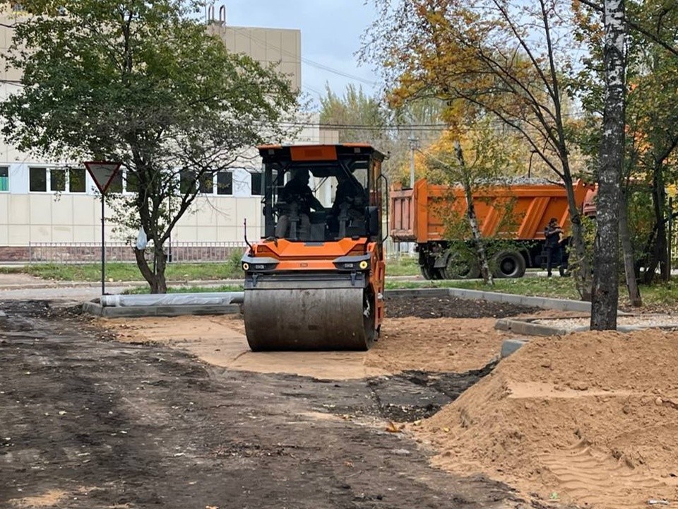 Благоустройство двора на Краснополянской улице в Лобне завершено, еще три — на подходе