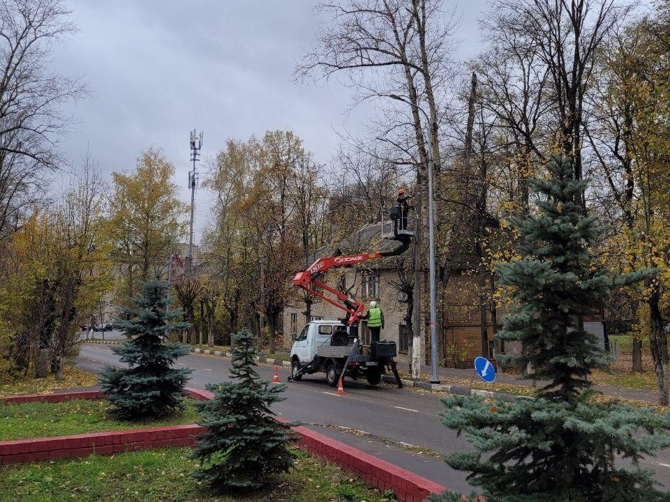 В Лыткарине демонтируют старые фонарные столбы