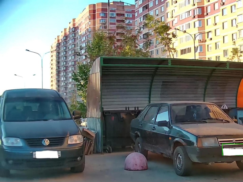 Умные автомобили научились определять неправильную парковку на мусорных площадках