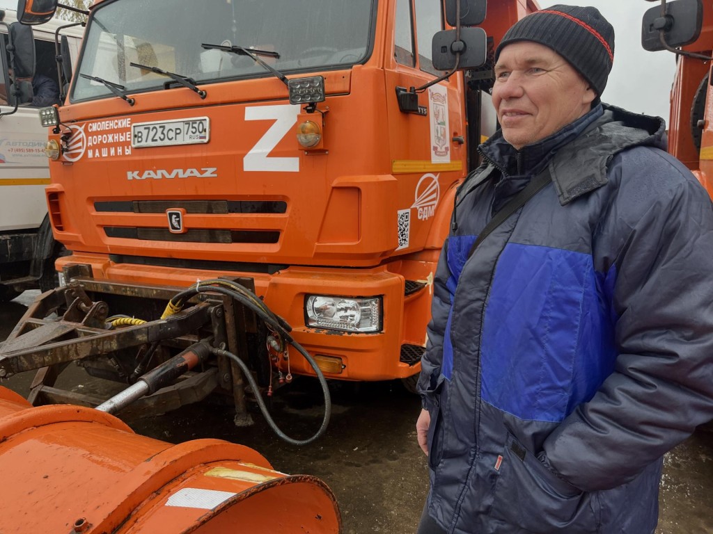 Спецмашины, самосвалы и снегоуборщики выстроили на смотр коммунальной техники в Наро-Фоминске