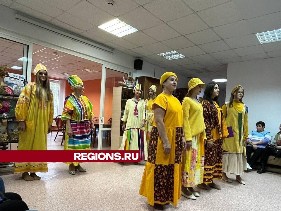 Пенсионеры из Лобни оценили коллекцию одежды в стиле лоскутного шитья