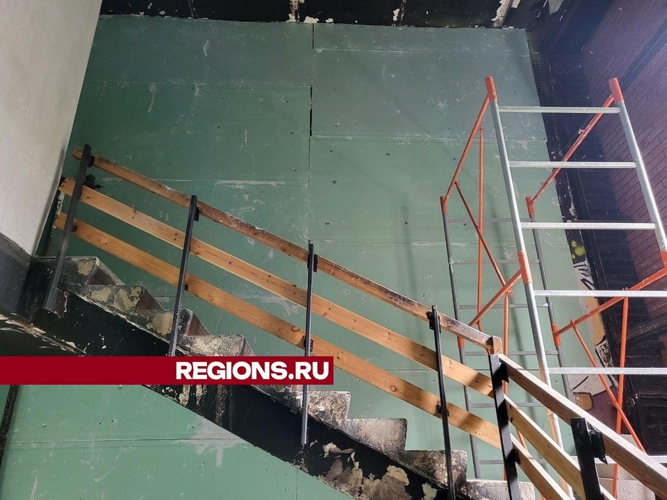 В здании комбината бытового обслуживания во Власихе штукатурят стены и потолки