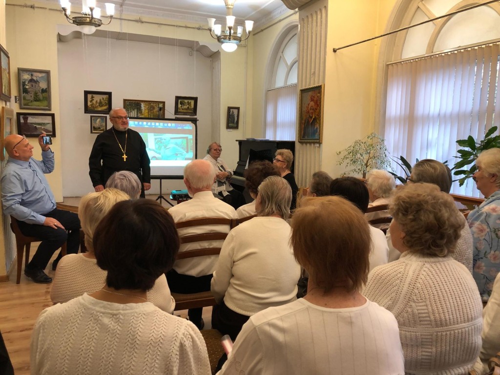 Во Фрязино открыли выставку клуба местных художников