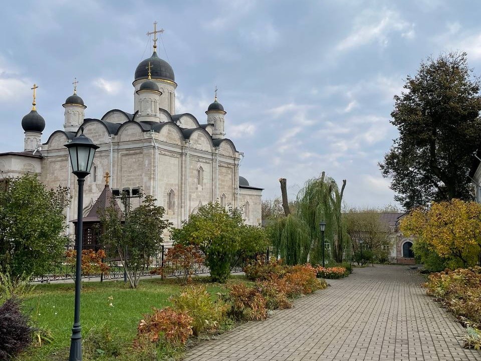 Непогода повалила деревья на территории Введенского Владычнего женского монастыря