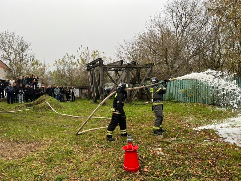 Условный пожар с помощью пены потушили спасатели в Волоколамском округе