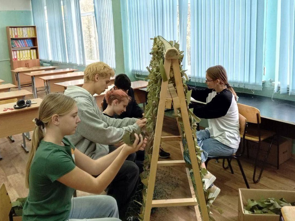 Школьники Подольска  во время каникул плетут маскировочные сети