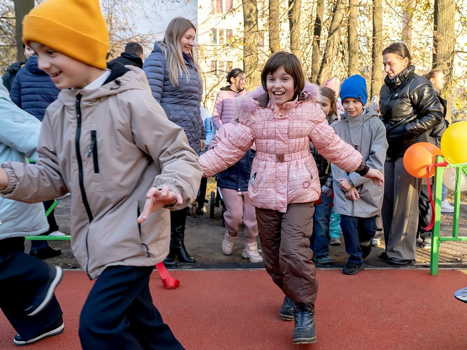 В поселке Быково открыли детскую площадку с горками, качелями и балансиром