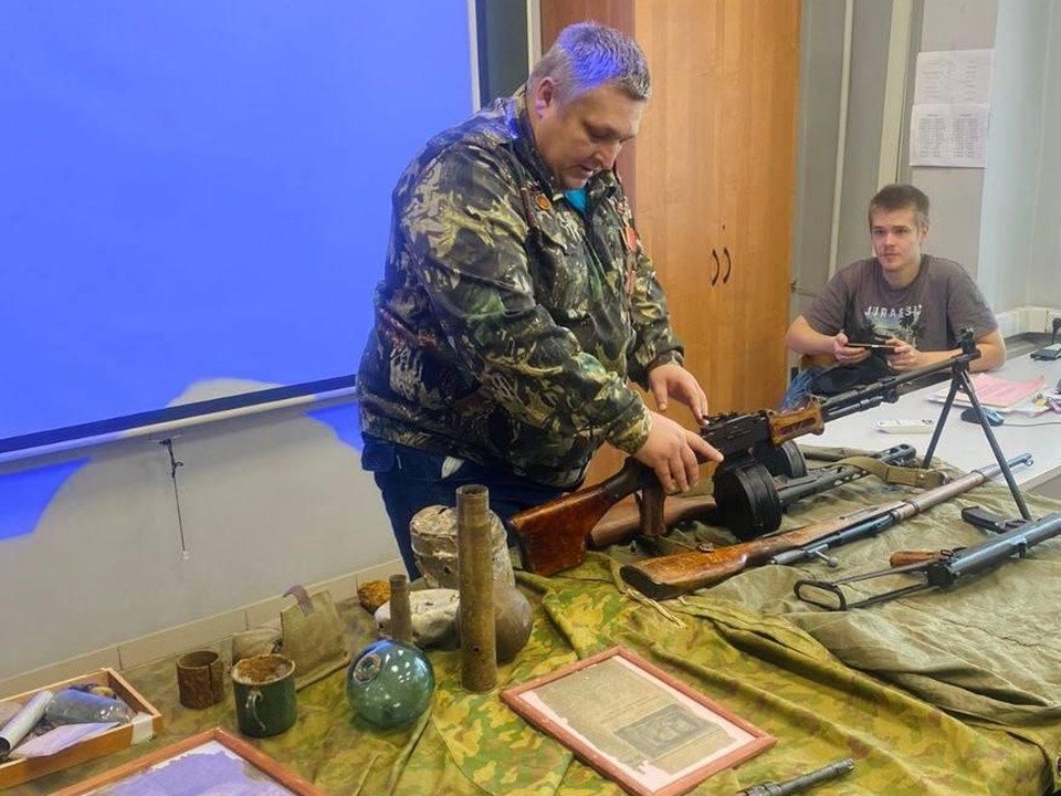 Оружие и документы военных времен показали росгвардейцы мытищинским студентам