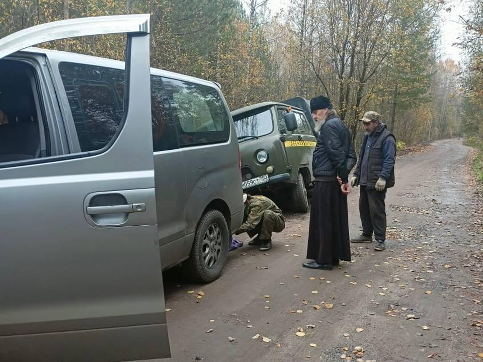 Раменский священник помог вытянуть из трясины автомобиль сотрудников лесоохраны