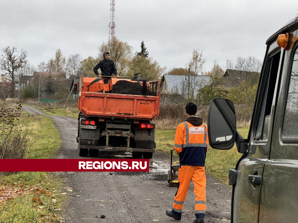 Дороржники залатали ямы на дорогах в Канаево по просьбе старосты