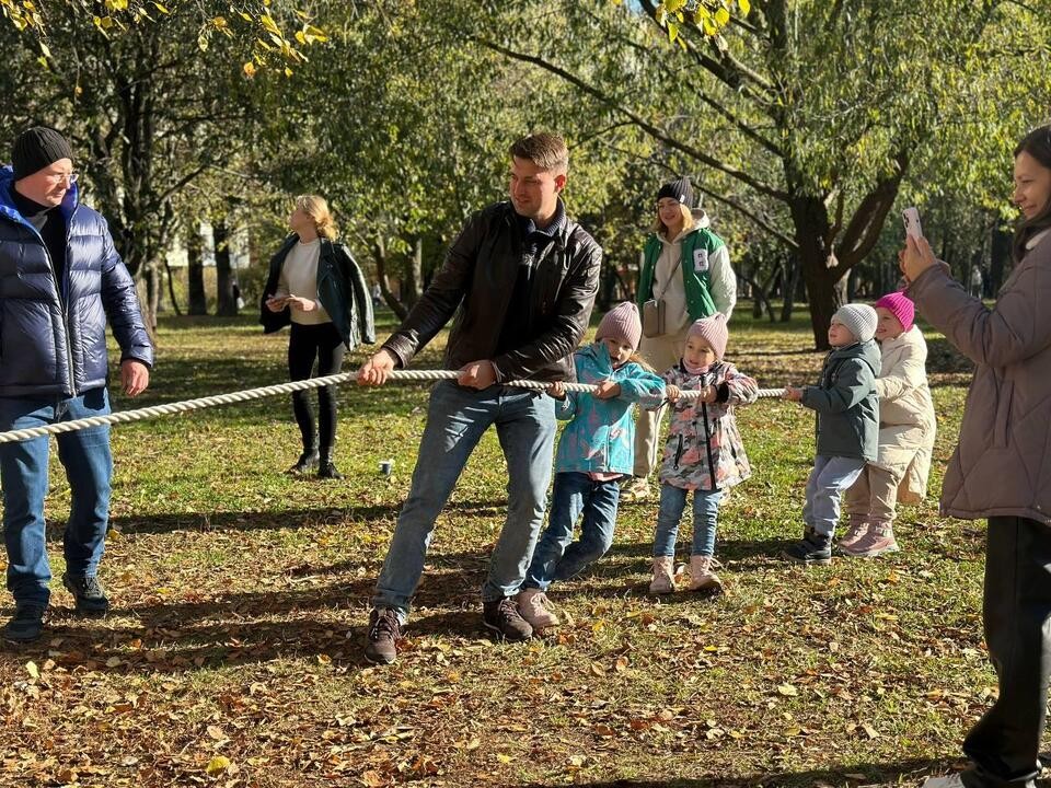 Перетягивание каната и урок по столярному делу: в Центральном парке Реутова прошел «День отца»