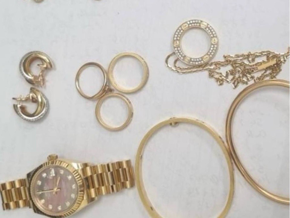 В Шереметьево таможенники задержали россиянку, которая пыталась ввезти из ОАЭ люксовые украшения на миллионы рублей