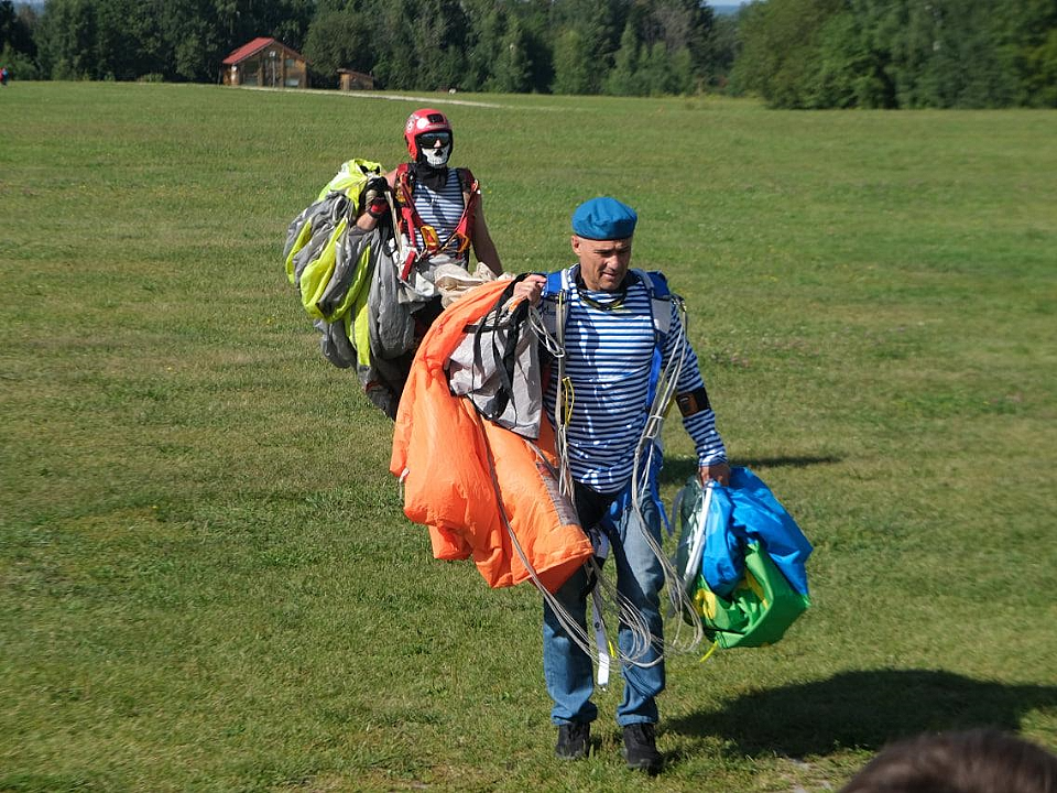 Десантники отметили праздник на аэродроме Пущина