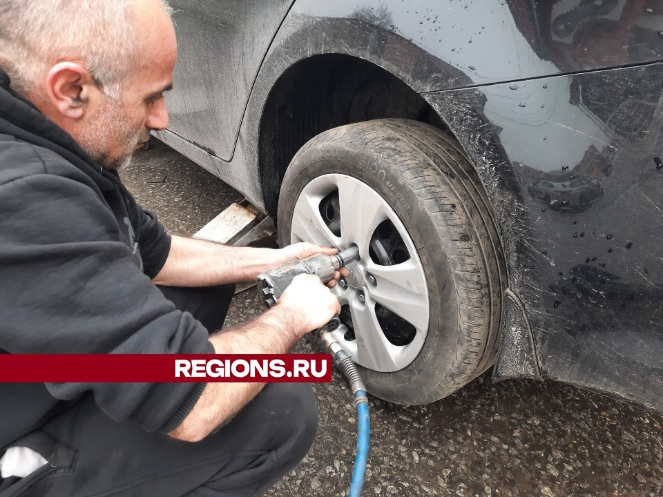 В шиномонтажных центрах Шатуры появились очереди на замену резины