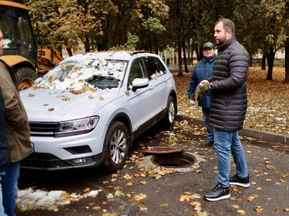 Восстановить теплоснабжение на улице Чехова мешает припаркованный автомобиль