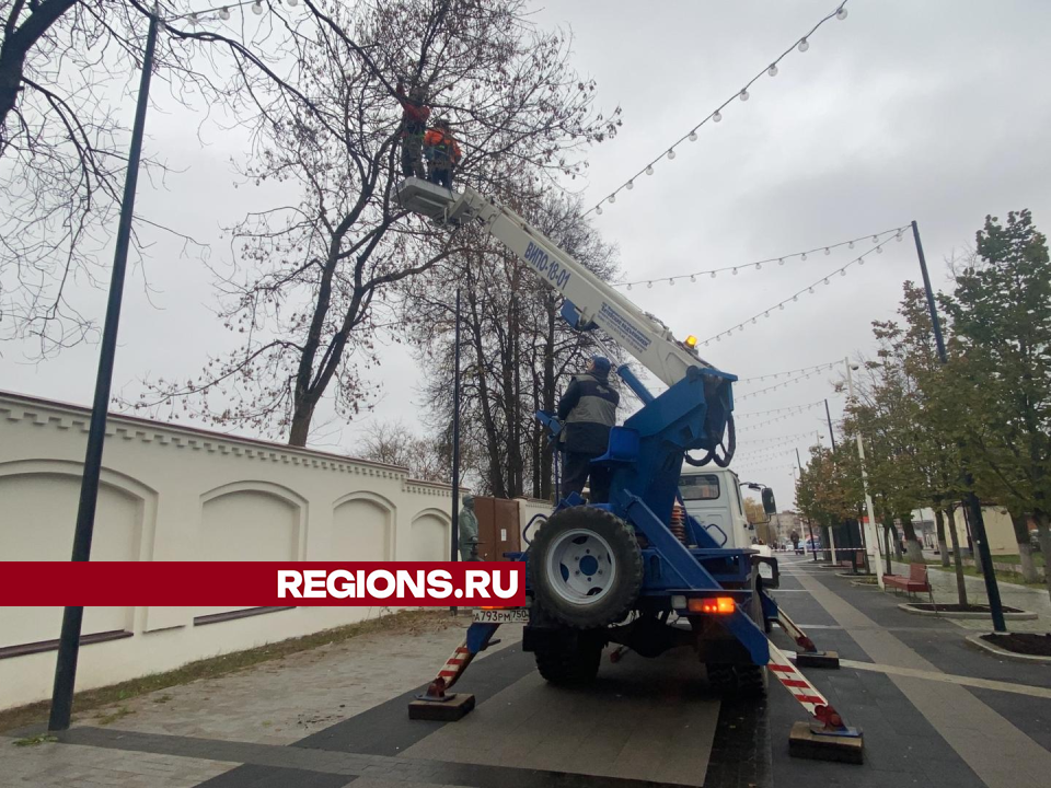 Коммунальные службы спили сухие ветки на улице 25 лет Октября