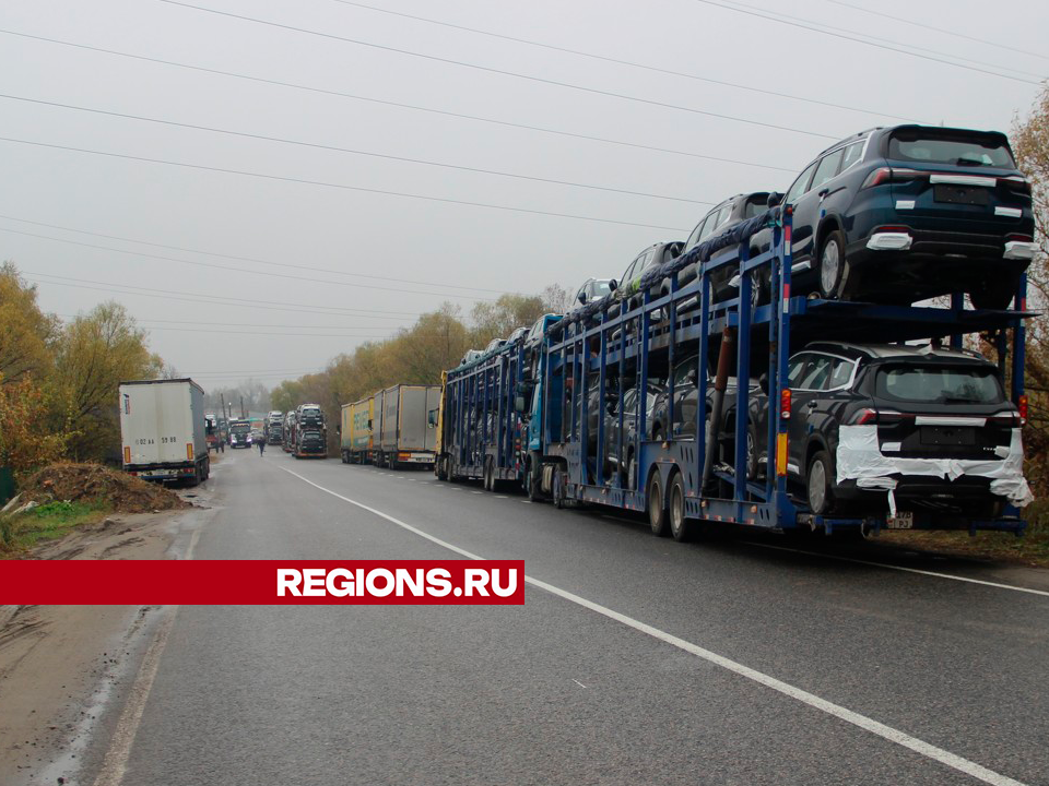 Не проехать: автовозы мешают движению машин на Корниловском проезде