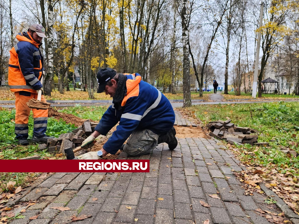 Коммунальщики заделали огромную дыру на тротуаре в Агрогородке