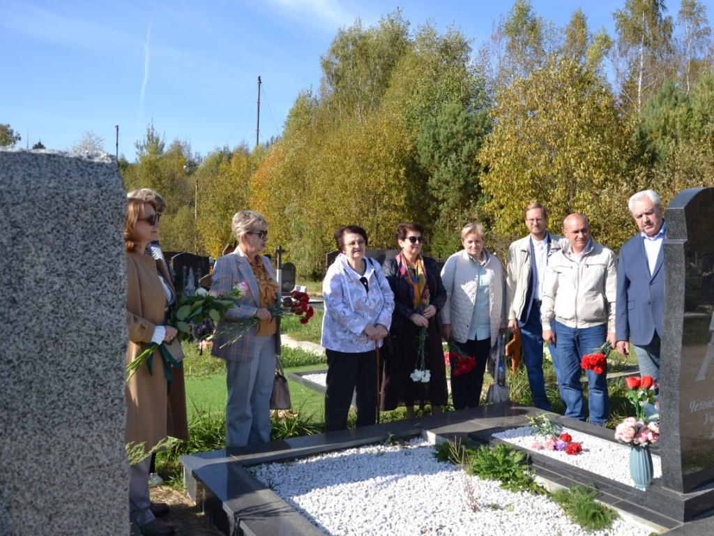 Память ушедших из жизни педагогов почтили на городском  кладбище