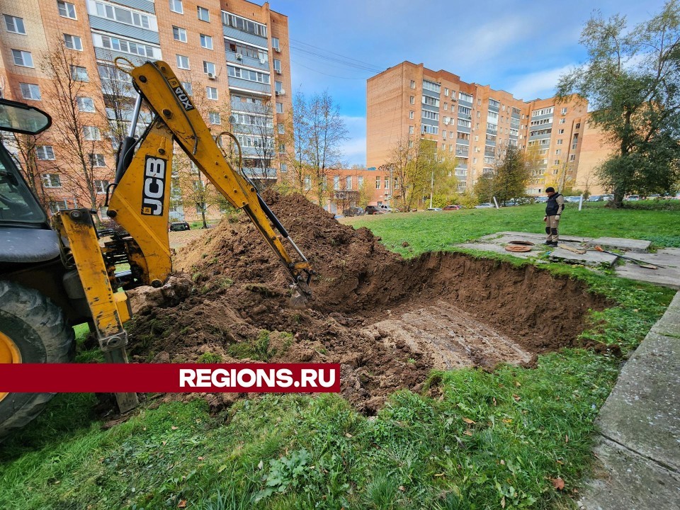 Аварию на теплосети устраняют во дворе на улице Чехова