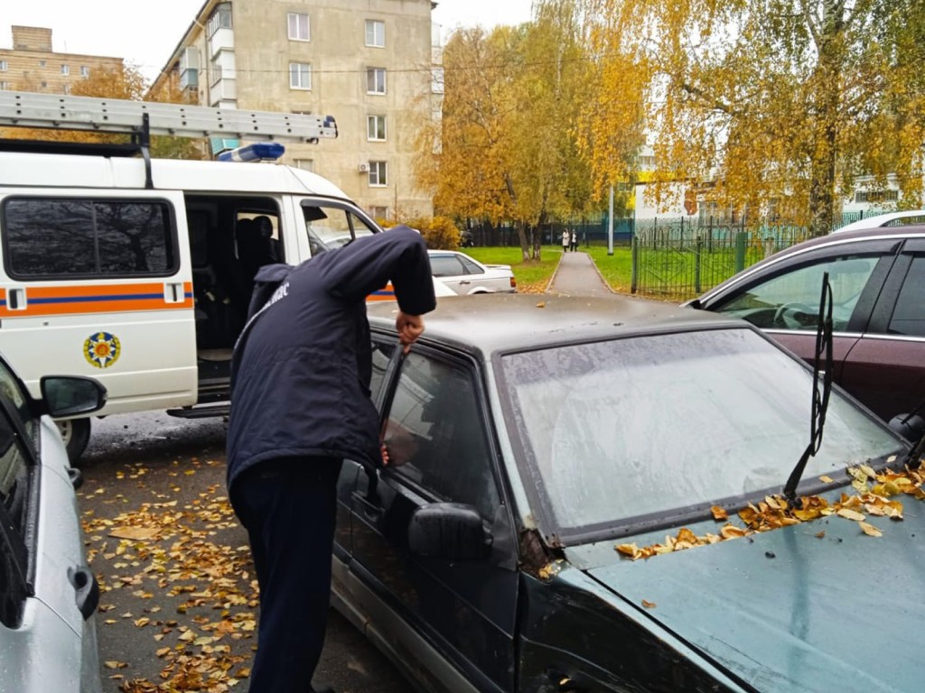 Пришлось отжимать двери: автомобиль заблокировал ребенка в салоне