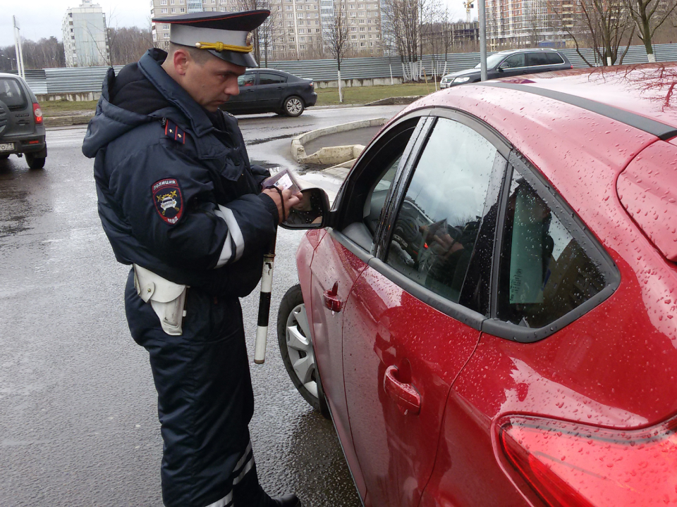 В Лотошине дорожные инспекторы проверят правильно-ли водители перевозят детей в машине