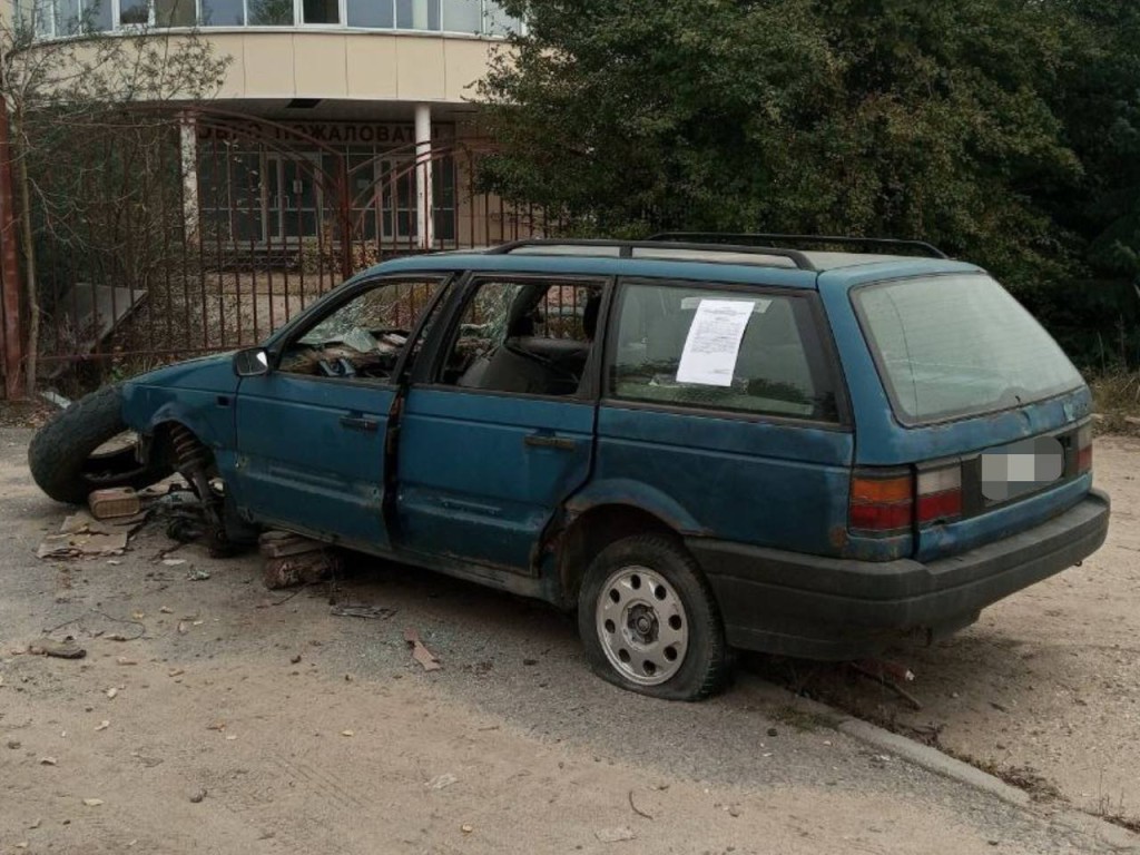 В Звенигороде найдут собственников автомобилей, брошенных в центре города