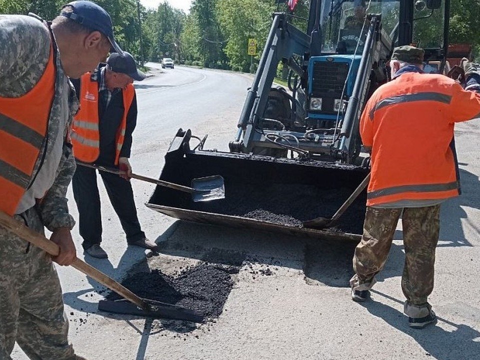 Дорожники ведут ямочный ремонт на четырех улицах Воскресенска