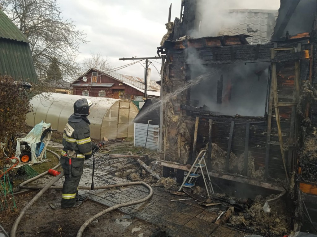 Две пожарные части тушили дом на улице Карла Маркса в поселке Жилево