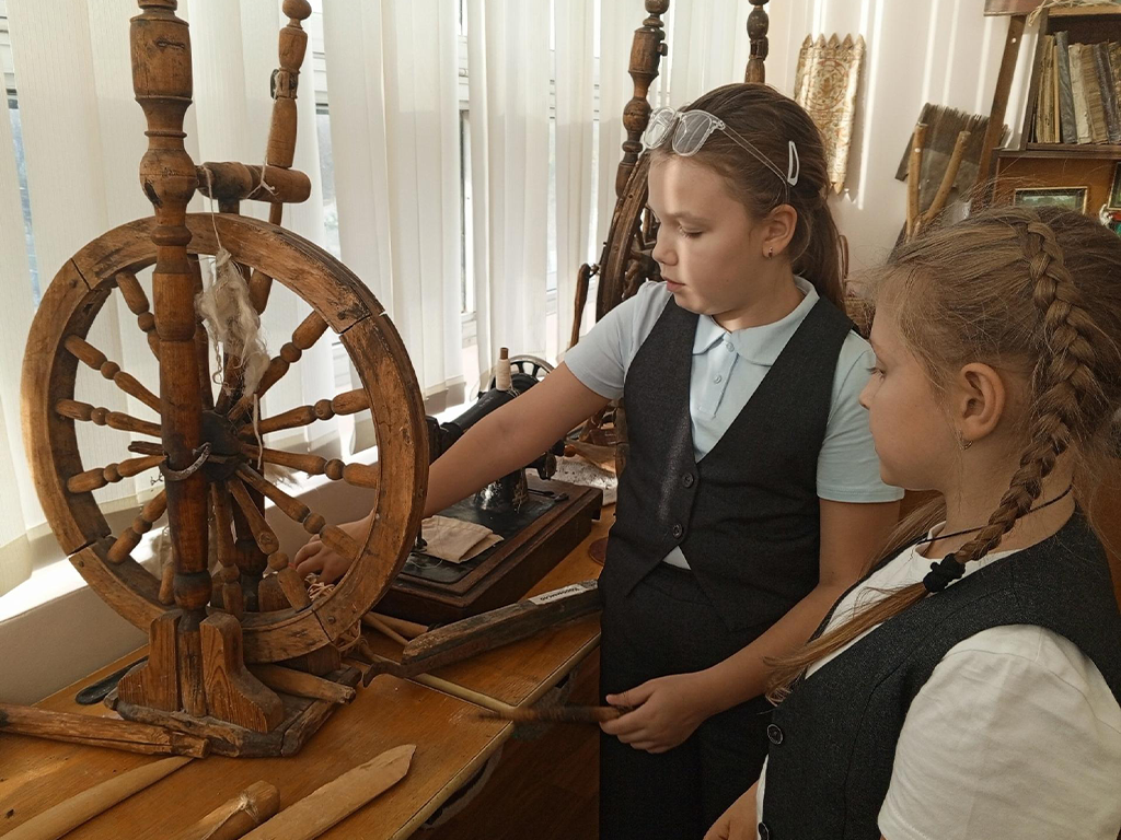 Корыто и прялка: историю местной «бытовой техники» рассказали зарайским гимназистам в библиотеке