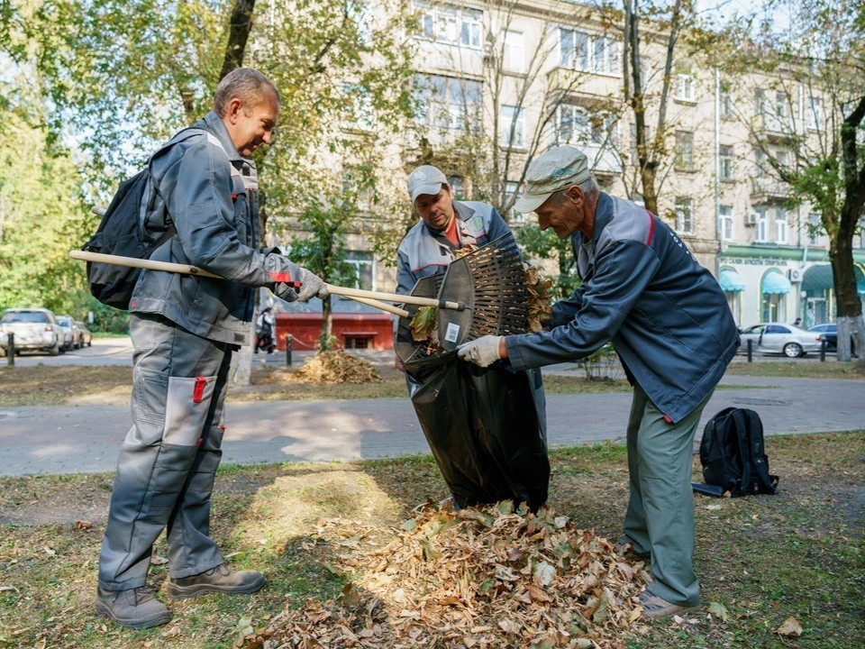 Коммунальщики провели комплексную уборку двора на улице Полевой