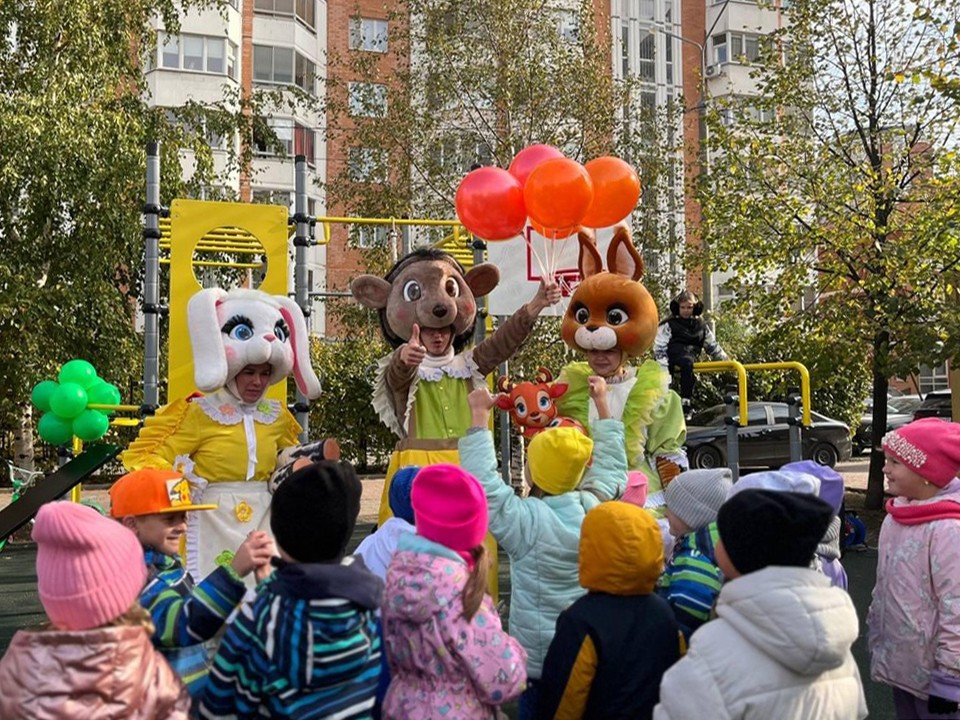 Новая площадка на Лобненском бульваре: есть качели для малышей и для детей постарше