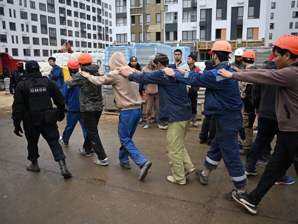 На территории склада в Бекасово полицией выявлены 32 мигранта-нелегала