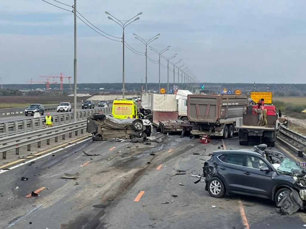 «Фура подмяла под себя «Солярис»»: очевидцы страшной аварии под Серпуховом рассказали, как все случилось