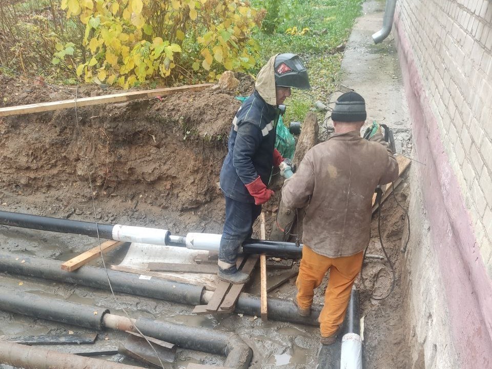 Коммунальщики ликвидировали потоп на улице Баранова, который возник из-за мусора в канализации