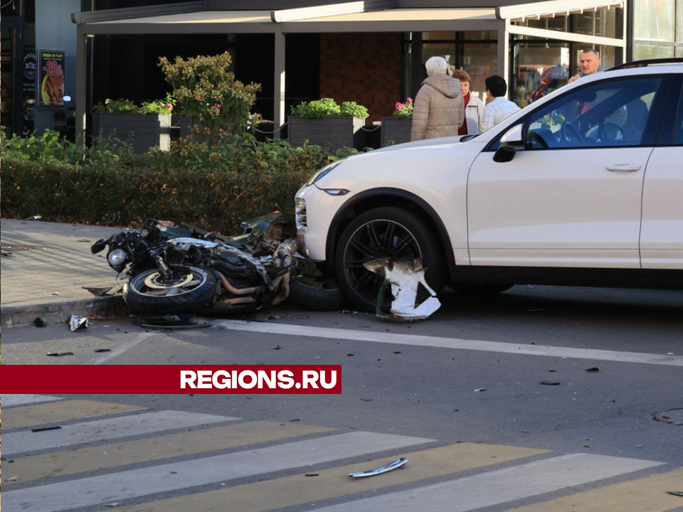 На улице Лесная автомобиль сбил мотоциклиста