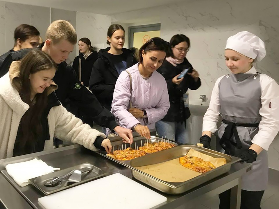 Лобненские школьники примерили на себя профессию повара, электрика и агента регистрации пассажиров