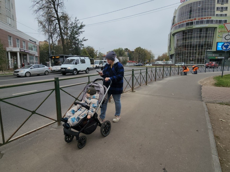 Жители авиаграда обеспокоены исчезновением ограждений на тротуарах по всему городу