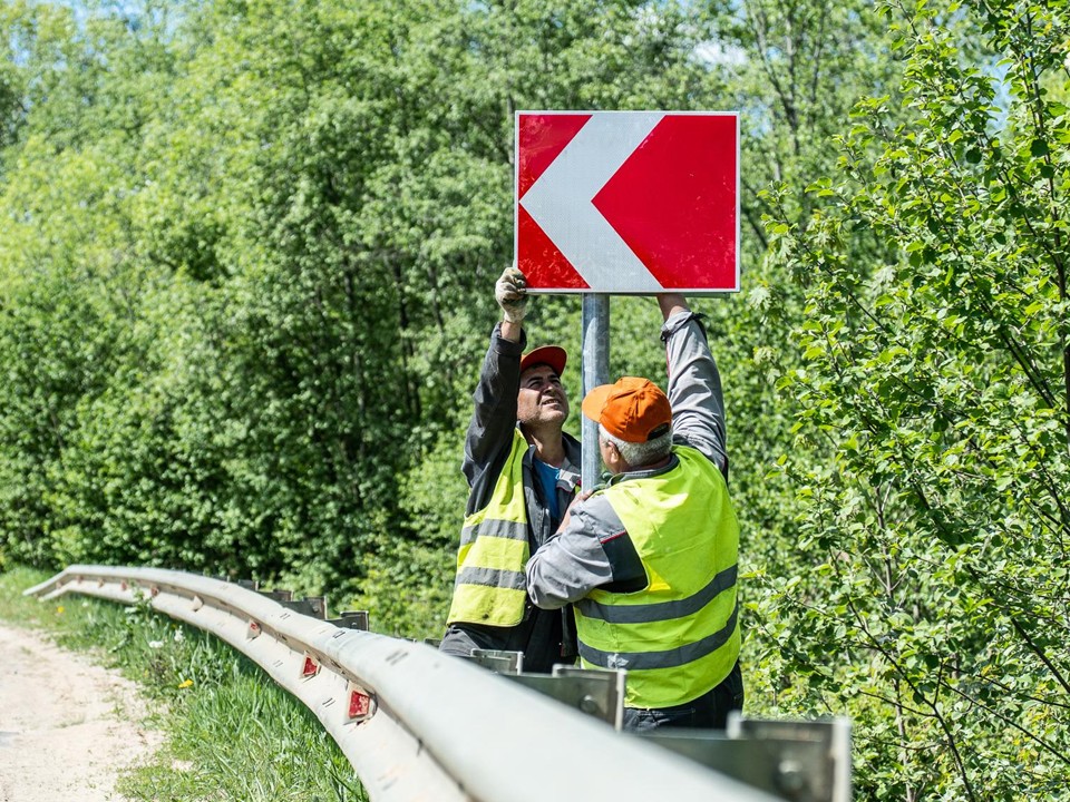 На девяти региональных дорогах Подмосковья отремонтировали знаки