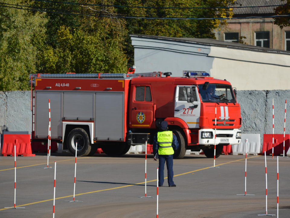 Водители пожарных автомобилей показали мастерские маневры и скоростную подачу воды