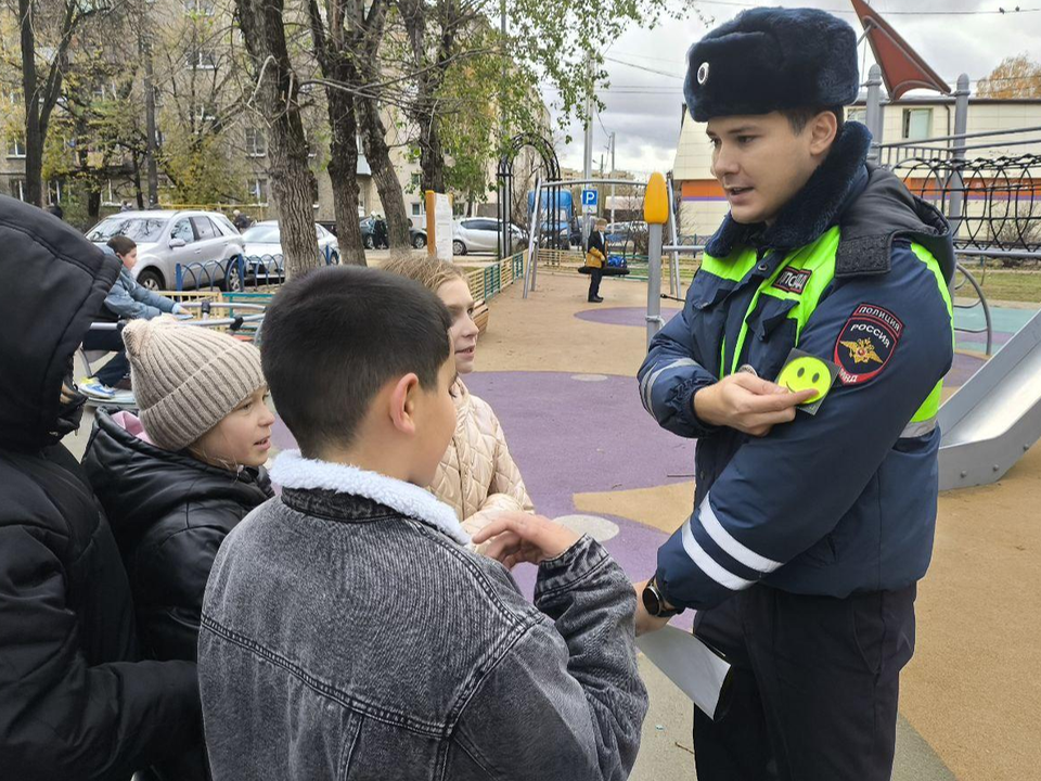 В Красково дорожные полицейские рассказали детям, как безопасно играть во дворе