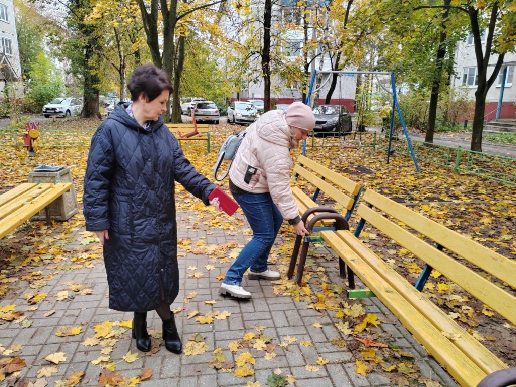 Детскую площадку на улице Космонавтов в Дмитрове отремонтируют после обхода властей