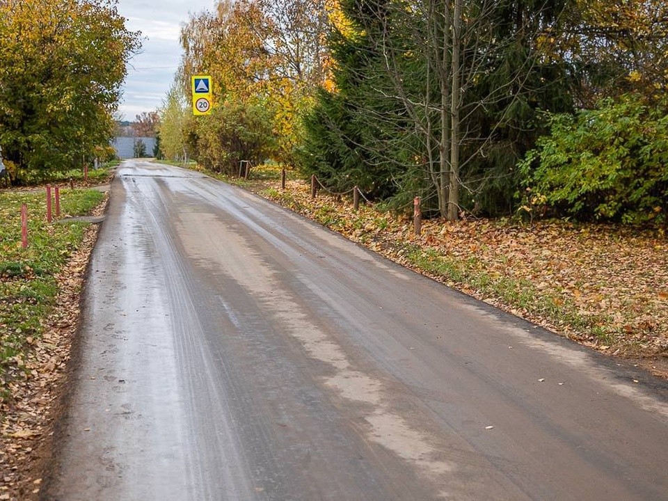 На дороге в деревне Папушево обновили асфальт