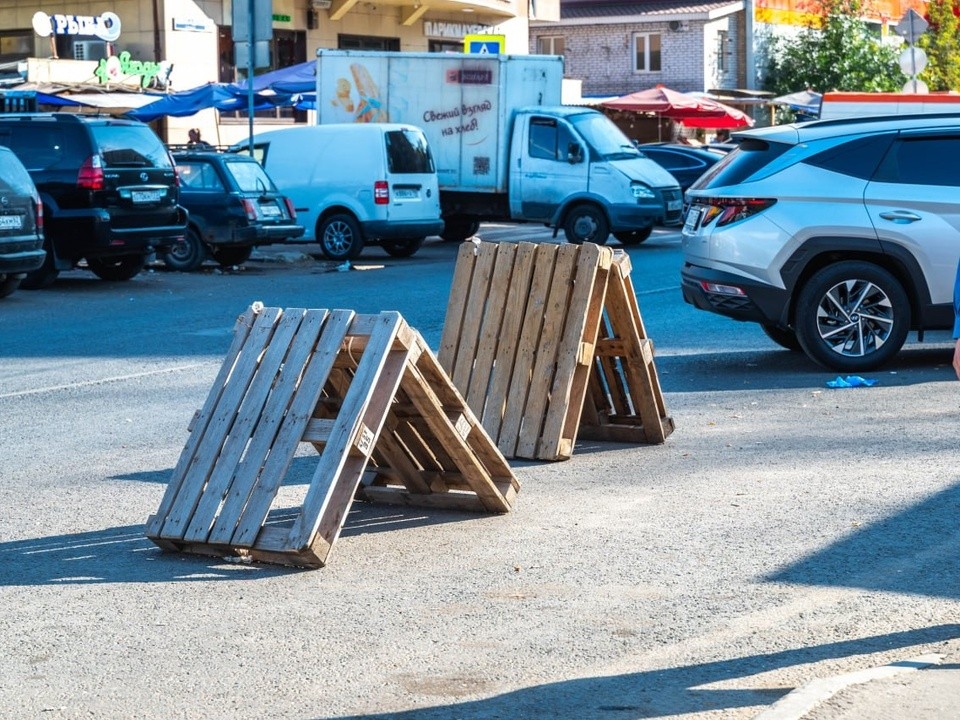 Во дворах жилых домов, прилегающих к платным парковкам, установят шлагбаум