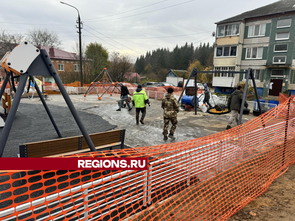 В Шаховской завершают работы на новой детской площадке