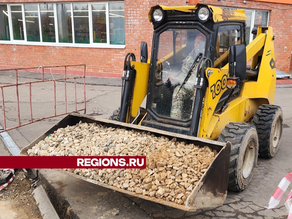 Лестницу с пандусом ремонтируют в микрорайоне Супонево по просьбе жителей