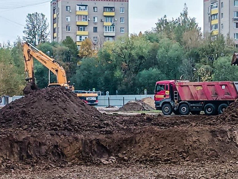 В Лобне из котлована для будущего ФОК с бассейном вывозят грунт