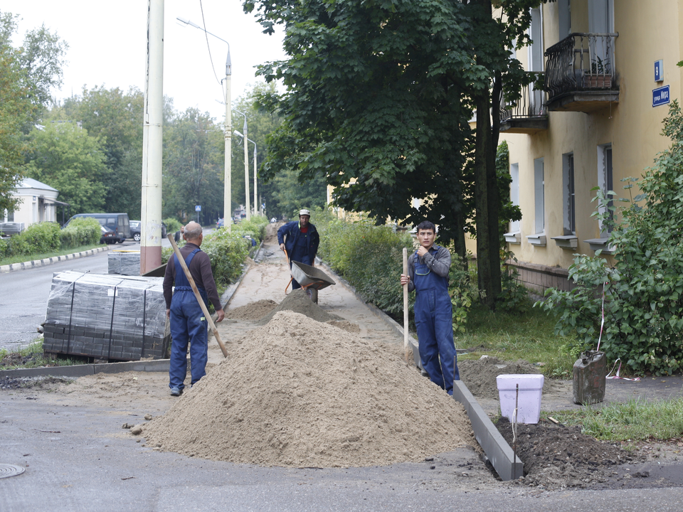 Специалисты отремонтировали тротуар на улице Центральной