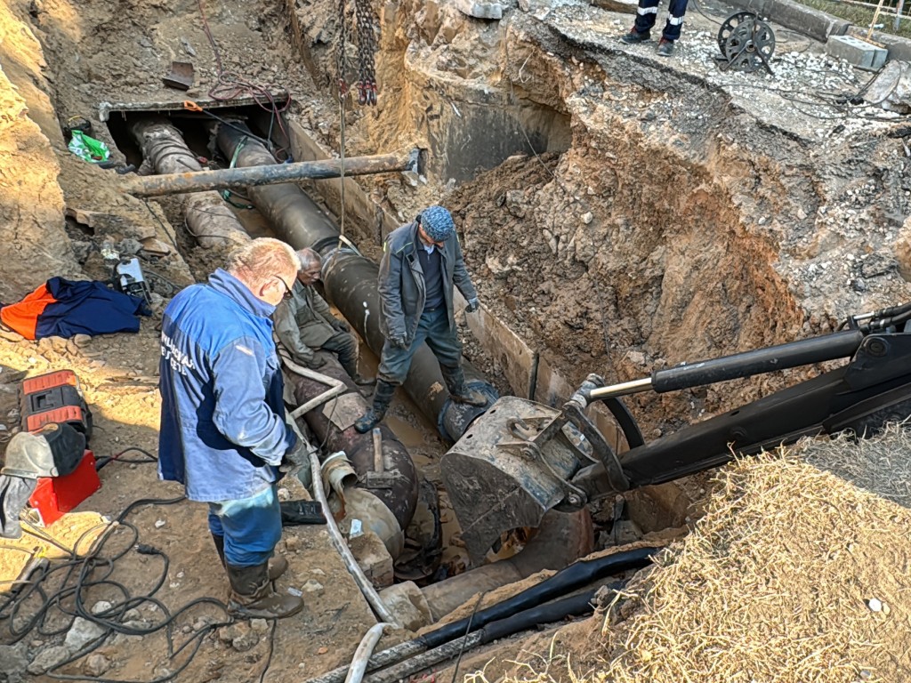 Коммунальщики устраняют прорыв сетей водоснабжения на улице Войкова