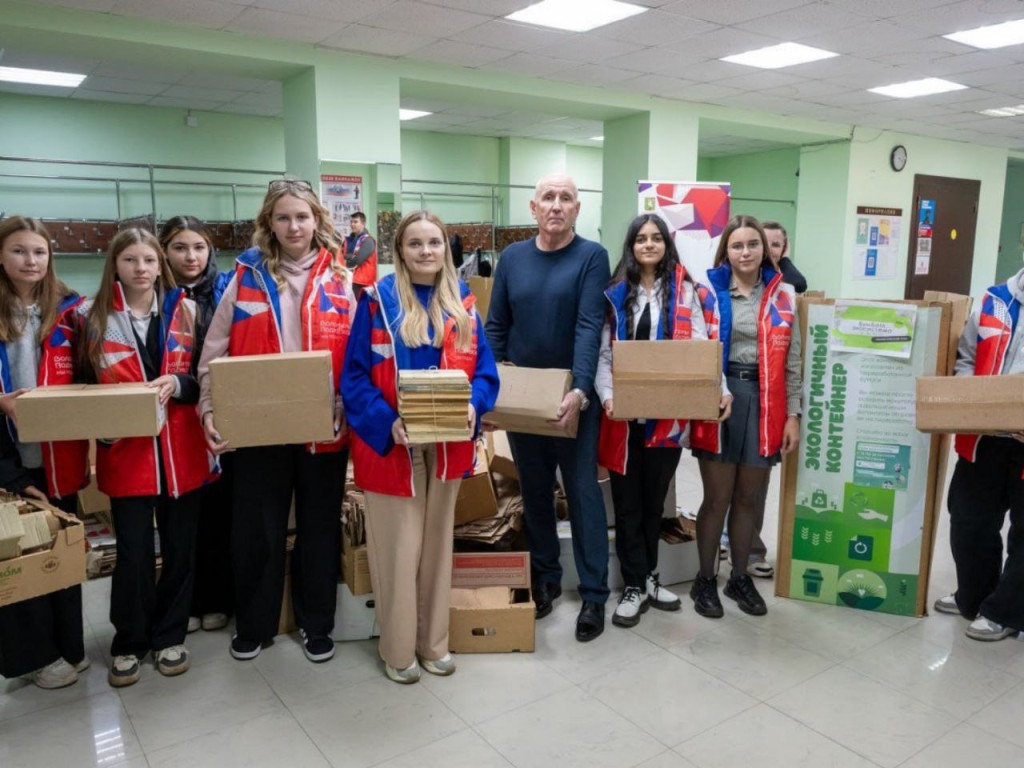 Учащиеся талдомской школы спасли два дерева, передав макулатуру во время акции «Бумбатл»